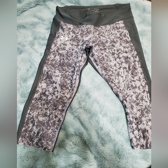 Under Armour compression capris - Picture 1 of 3